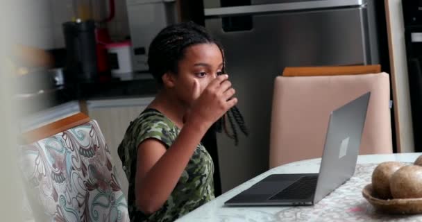 Upřímné Dítě Pomocí Notebooku Dívka Úpravy Vlasů Při Prohlížení Internetu — Stock video