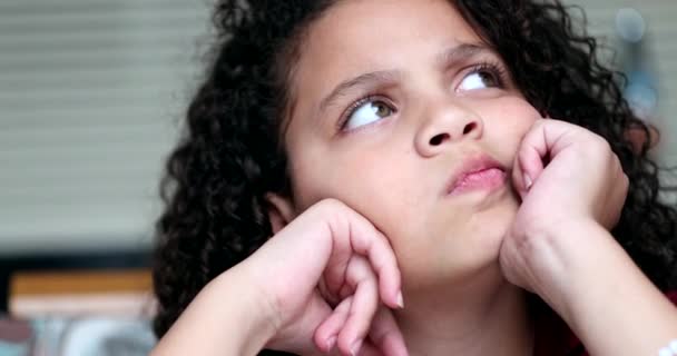Dítě Přemýšlí Řešení Zamyšlené Dítě Přemýšlivý Dívka — Stock video