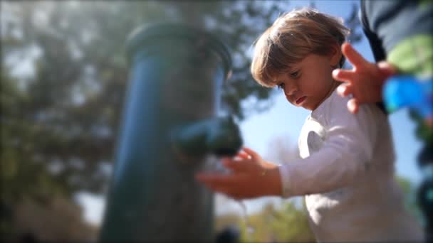 Παιδί Νήπιο Πόσιμο Νερό Από Δημόσιες Βρύσες Νερού Park Κατά — Αρχείο Βίντεο