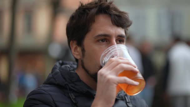Person Die Draußen Bier Trinkt Mann Trinkt Alkoholisches Getränk — Stockvideo