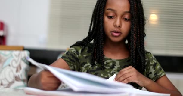 Czarny Nastolatek Dziewczyna Robi Praca Domowa Pisanie Papier Nauka — Wideo stockowe