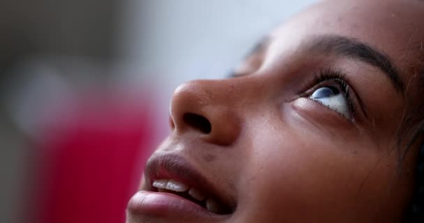 Девочки Подростки Смотрят Небо Улыбаясь Черно Африканского Происхождения — стоковое видео