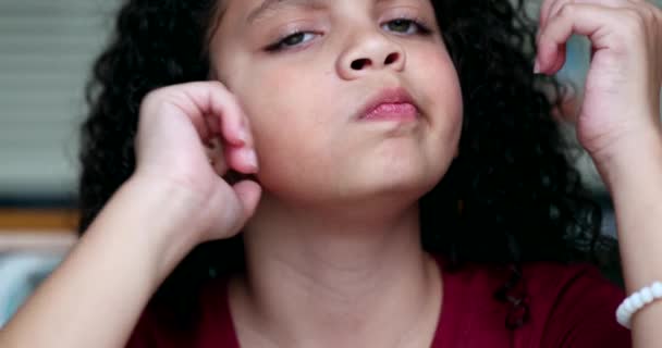 Задумчивая Маленькая Девочка Думает Решении Проблемы Тяжелый Ребенок — стоковое видео