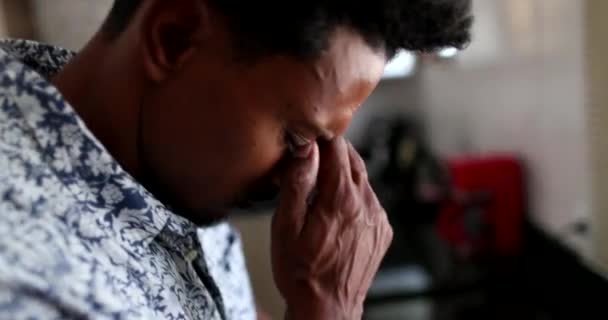 Angstige Zwarte Man Die Emotionele Pijn Voelt — Stockvideo