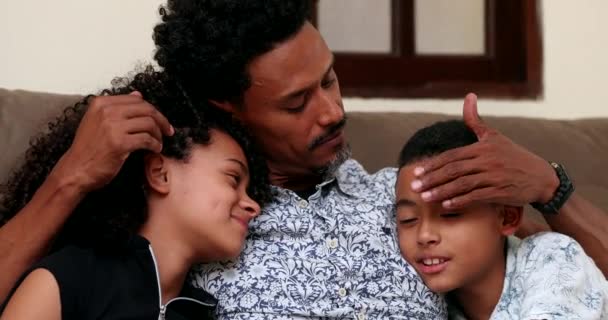 Őszinte Apa Gyerekek Szeretnek Szeretnek Otthon Apa Gondoskodik Lányukról Fiukról — Stock videók