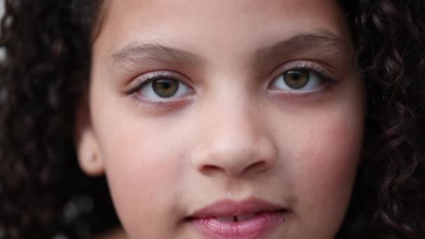 Маленький Латиноамериканец Открывающий Глаза Латинская Девочка Открытым Глазом — стоковое видео