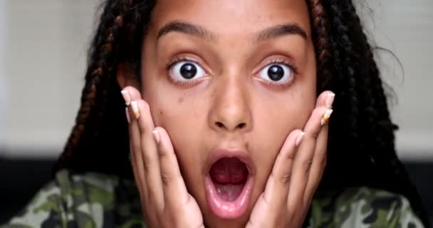 ニュースへの子供の驚きの反応 ワイドオープン口と目 — ストック動画