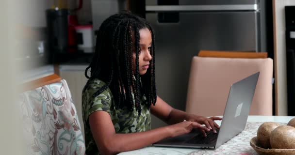 Criança Africana Digitando Laptop Cozinha Doméstica Candid Menina Negra Usando — Vídeo de Stock