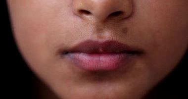 Çocuk ağzı gülümsüyor, kız siyah etnik çeşitlilikte makro yakın çekim.