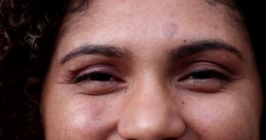 İspanyol kadın gözleri makro yakın plan. Latin açılışı ve kapanan göz gülümsemesi