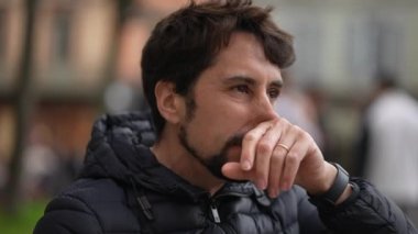 Burnu ve yüzü el alerjisi olan bir adam. Yüzü çizilmiş biri var.