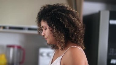 İspanyol kadın tek başına acı çekiyor. Latin sorunlarla boğuşuyor