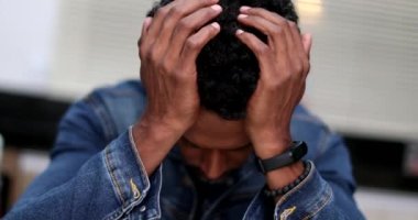 Sıkıntılı siyah Afrikalı adam soruna çözüm arıyor, düşünceli kişi