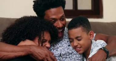 Afrikalı baba çocuklarına sarılıyor, samimi ve otantik aile sevgisi ve bakımı
