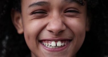 Brezilyalı çocuğun portresi spontane gülümseme ve kahkaha. İspanyol Güney Amerika ehtnicity