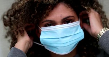 Cırtlak maske takan İspanyol kadın. Latinlerin cerrahi maske takması
