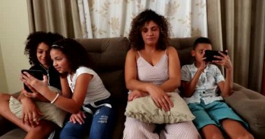 Çocuklar cep telefonuna bakıyor, herkes kendi baloncuğunda.