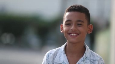 İspanyol çocuk dışarıda gülümsüyor. Küçük çocuk portresi. Yakın plan.