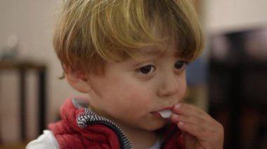 Düşünceli sarışın, sebzeden bir ısırık alıyor.