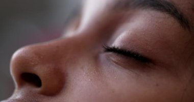 Çocuk gözleri yukarı bakıyor, siyah çocuk gözlerini açıyor ve kapıyor.