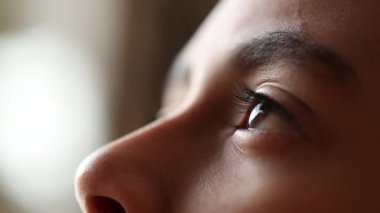 Yakın çekim çocuk gözleri yukarı bakıyor