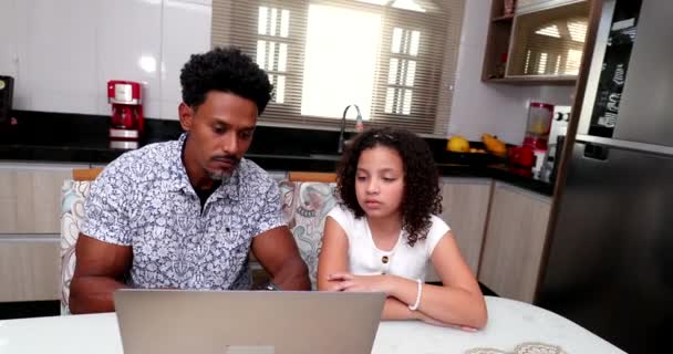 Padre Africano Insegnare Figlia Bambino Usare Computer Portatile — Video Stock