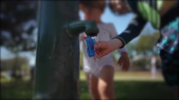 Niño Llenando Pistola Juguete Con Agua Afuera Durante Día Soleado — Vídeo de stock