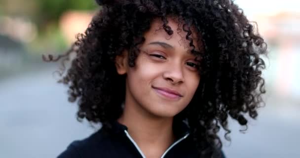 Barn Pige Portræt Ansigt Blinker Til Kameraet – Stock-video