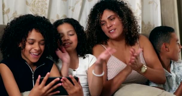 Mère Brésilienne Les Enfants Parlent Membre Famille Utilisant Appareil Tablette — Video