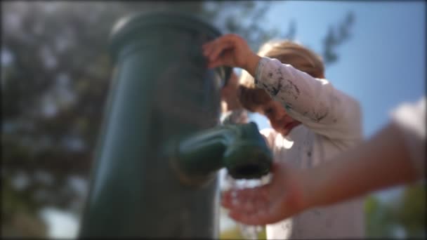 Kleinkind Trinkt Heißen Sonnigen Tagen Wasser Aus Dem Öffentlichen Wasserhahn — Stockvideo