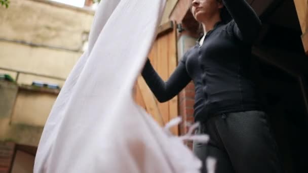 Pessoa Sacudir Lençol Mulher Limpeza Casa Treme Cobertor Fora — Vídeo de Stock