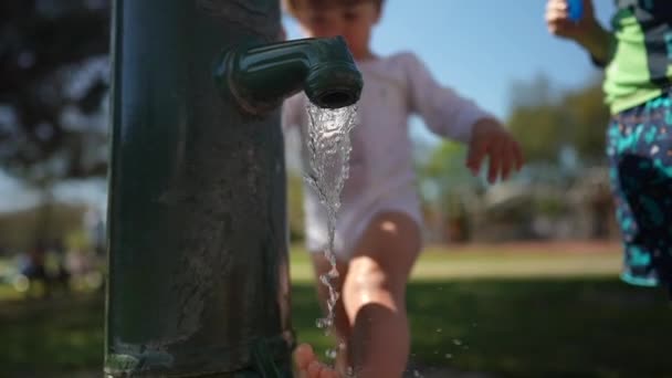 Dětské Mytí Nohou Parkem Vody Kohoutkem Slunečném Horkém Dni — Stock video