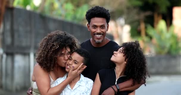 Lustiges Afrikanisches Familienporträt Das Draußen Zum Foto Steht Fröhliche Schwarze — Stockvideo