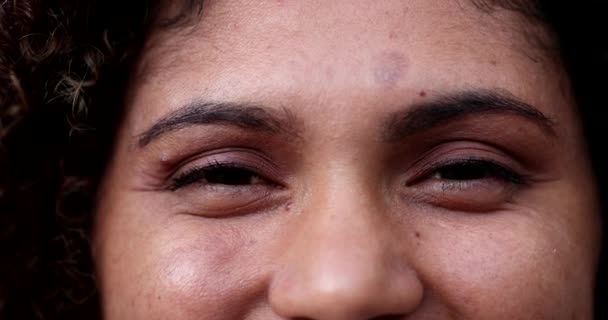 西班牙裔女性的眼睛宏观特写 拉美人的开眼和闭眼微笑 — 图库视频影像