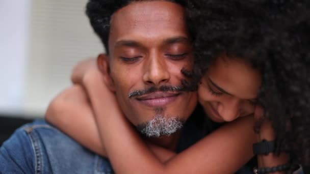 十多岁的女儿拥抱爸爸 父女爱和感情 非洲黑人家庭照料 — 图库视频影像
