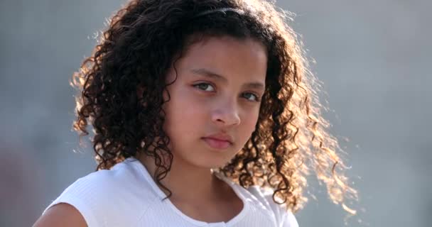 Klein Meisje Portret Gezicht Staren Naar Camera Braziliaans Kind — Stockvideo