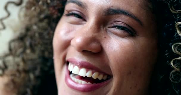 Brasilianische Latina Mischlingshündin Lächelt Und Lacht Authentische Emotionale Reaktion — Stockvideo