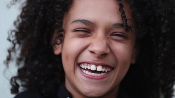 Reacción Infantil Riendo Sonriendo Niña Raza Mixta Hispana Sonrisa Auténtica — Vídeos de Stock