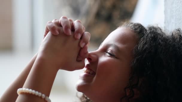 Enfant Plein Espoir Priant Souriant Dieu — Video