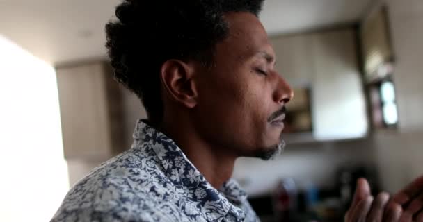 Беспокойный Африканский Черный Мужчина Чувствует Разочарование Тревогу — стоковое видео
