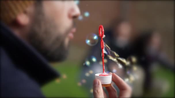 Hombre Soplando Burbujas Jabón Afuera — Vídeos de Stock