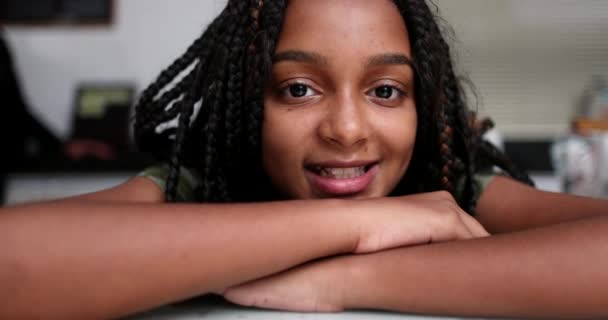 Szczęśliwa Nastolatka Autentyczny Uśmiech Portret Bliska Dziecko Bliska Afrykańskie Pochodzenie — Wideo stockowe