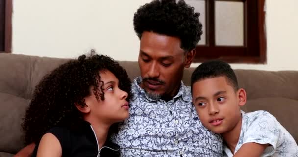 Afrikansk Far Talar Med Barn Som Ger Föräldrarådgivning — Stockvideo