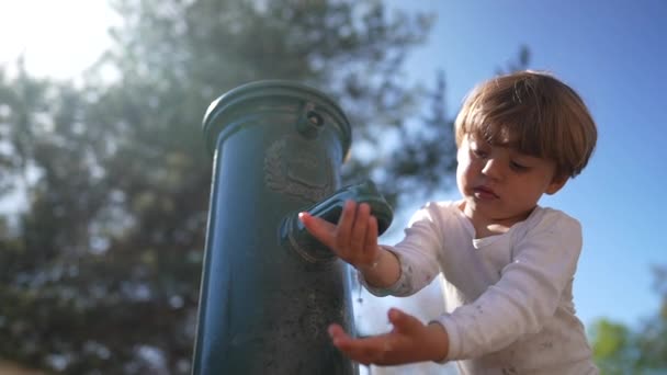 Kind Bekommt Wasser Aus Dem Öffentlichen Wasserhahn Park Brunnenwasser — Stockvideo