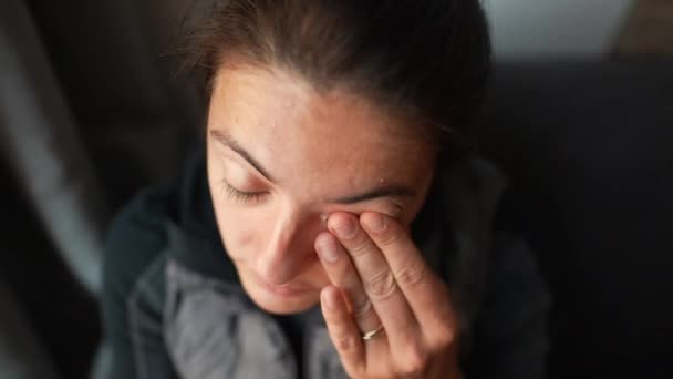 Mulher Preocupada Sentindo Estresse Ansiedade Colocando Mão Testa — Vídeo de Stock