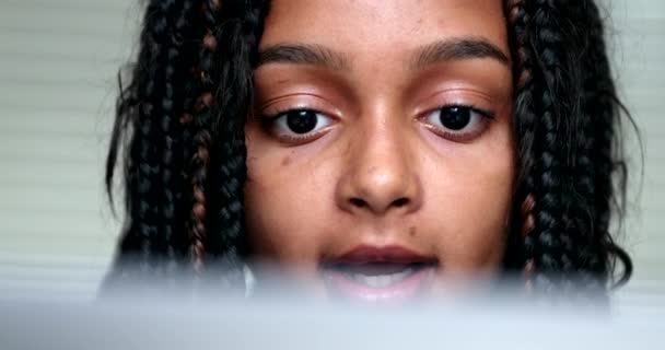 Porträtt Hispanic Svart Flicka Tittar Datorskärmen Ansikte Närbild — Stockvideo