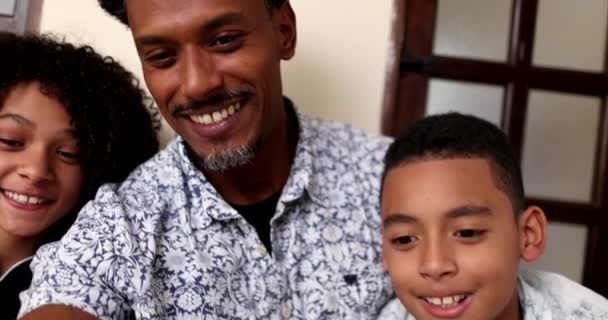 Черный Отец Дети Делают Селфи Вместе Используя Смартфон — стоковое видео