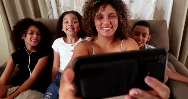 Madre Brasileña Niños Toman Foto Selfie Sofá Con Teléfono Inteligente — Vídeos de Stock