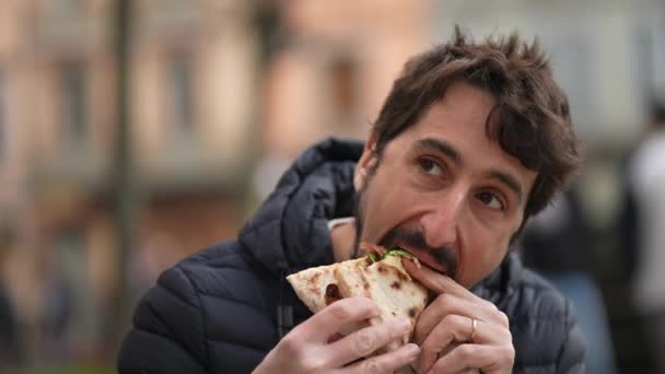 Orang Makan Pizza Cepat Saji Luar Taman Orang Makan Siang — Stok Video