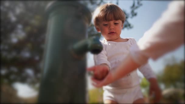 Παιδί Νήπιο Πόσιμο Νερό Από Δημόσιες Βρύσες Νερού Park Κατά — Αρχείο Βίντεο